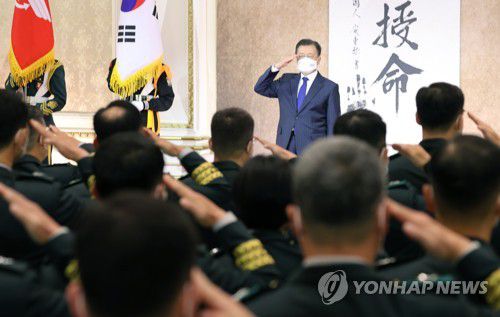 거수 경례하는 문재인 대통령(서울=연합뉴스) 안정원 기자 =  문재인 대통령이 16일 청와대 영빈관에서 열린 육해공군 준장 진급자 삼정검 수여식에서 진급자들에게 거수경례에 답하고 있다. 삼정검의 '삼정'은 육·해·공군이 일치하여 호국·통일·번영의 3가지 정신 달성을 의미한다.이날 문 대통령은 76명에게 삼정검을 수여했다. 2021.11.16 jeong@yna.co.kr