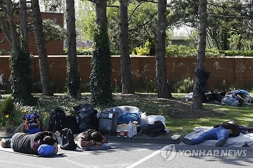 2017년 4월 프랑스 덩케르크 난민촌 화재로 숙소를 잃은 난민들 [EPA 연합뉴스 자료 사진. DB 및 재판매 금지]