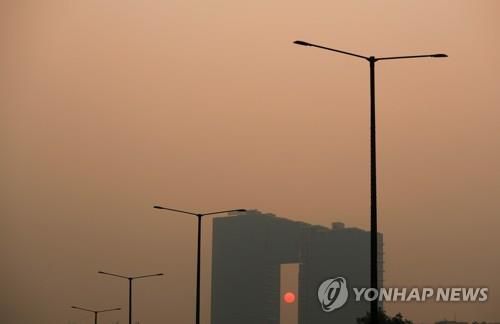 15일 스모그로 뒤덮인 인도 뉴델리 인근 노이다의 모습.[로이터 연합뉴스 자료사진. 재판매 및 DB 금지]