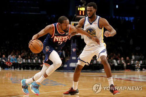 돌파하는 케빈 듀랜트(왼쪽)[Brad Penner-USA TODAY Sports/로이터=연합뉴스]