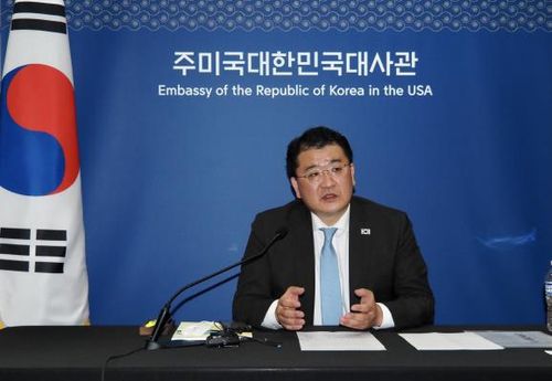 간담회 하는 최종건 외교부 제1차관(워싱턴=연합뉴스) 최종건 외교부 제1차관이 17일(현지시간) 미 워싱턴DC 주미대사관에서 특파원 간담회를 하고 있다. 2021.11.17. [워싱턴특파원단] photo@yna.co.kr