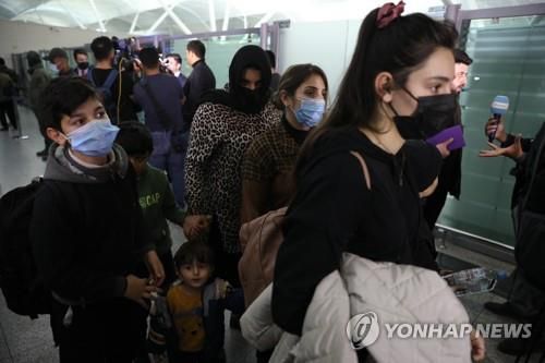 유럽행 좌절된 뒤 본국으로 돌아온 이라크 난민들(에르빌 EPA=연합뉴스) 벨라루스 민스크에서 출발한 첫 난민수송 여객기를 타고 이라크 에르빌 공항에 도착한 이라크 난민들. 2021.11.18. photo@yna.co.kr