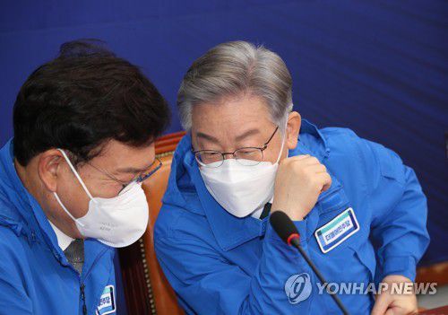 대화하는 이재명 대선후보와 송영길 상임선대위원장(서울=연합뉴스) 백승렬 기자 = 더불어민주당 이재명 대선후보(오른쪽)와 송영길 상임선대위원장이 15일 국회에서 열린 중앙선거대책위원회의에서 대화하고 있다. 2021.11.15 [국회사진기자단] srbaek@yna.co.kr