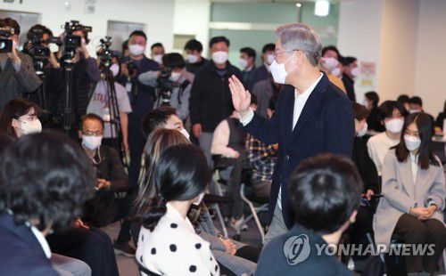 대학생들과 인사하는 이재명 대선후보(아산=연합뉴스) 백승렬 기자 = 더불어민주당 이재명 대선후보가 20일 충남 아산시 충남컨텐츠기업지원센터에서 열린 서울대·지역거점 국립대학 학생들과의 대화 "청년이 묻고 이재명이 답하다" 간담회에서 참석자와 인사하고 있다. 2021.11.20 srbaek@yna.co.kr