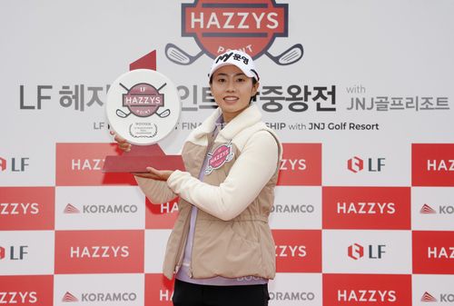 우승컵을 들어보이는 안나린[LF 헤지스 포인트 왕중왕전 조직위원회 제공. 재판매 및 DB 금지]