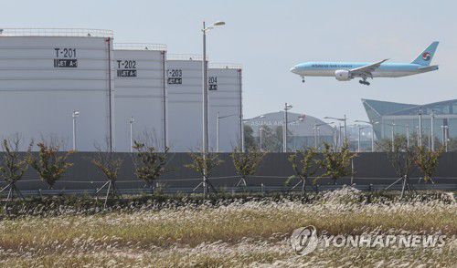 인천공항 항공유 저유시설과 활주로에 착륙하는 대한항공의 B-777 화물 항공기[연합뉴스 자료사진]