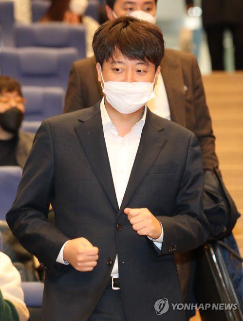 토론회 참석하는 국민의힘 이준석 대표(서울=연합뉴스) 백승렬 기자 = 국민의힘 이준석 대표가 18일 서울시 관악구 서울대학교 문화관에서 서울대 통일평화연구원 주최로 열린 'MZ세대, 한반도의 미래를 묻다' 토론회에 참석하고 있다. 2021.11.18 srbaek@yna.co.kr