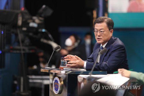 패널 질문에 답변하는 문재인 대통령(서울=연합뉴스) 안정원 기자 = 문재인 대통령이 21일 오후 서울 여의도  KBS 공개홀에서 열린  2021 국민과의 대화 '일상으로'에서 국민 패널들의 질문에 답하고 있다.      이번 국민과의 대화는 코로나 위기 극복 관련 방역·민생경제를 주제로 100분간 진행된다. 2021.11.21 jeong@yna.co.kr