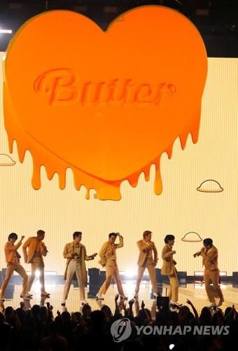 AMA 시상식 무대서 공연하는 BTS(로스앤젤레스 로이터=연합뉴스) 21일(현지시간) 미국 캘리포니아주 로스앤젤레스 마이크로소프트 시어터에서 열린 '아메리칸 뮤직 어워즈'(American Music Awards·AMA) 무대에서 BTS가 공연하고 있다. 2021.11.22