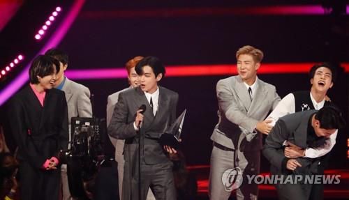 AMA 대상 받은 BTS(로스앤젤레스 로이터=연합뉴스) 21일(현지시간) 미국 캘리포니아주 로스앤젤레스 마이크로소프트 시어터에서 열린 '아메리칸 뮤직 어워즈'(American Music Awards·AMA) 무대에서 BTS가 '아티스트 오브 더 이어'를 수상하고 기뻐하고 있다. 2021.11.22