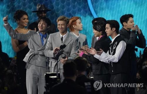 AMA 시상식서 '페이보릿 팝송' 부문 수상한 BTS (로스앤젤레스 로이터=연합뉴스) 21일(현지시간) 미국 캘리포니아주 로스앤젤레스 마이크로소프트 시어터에서 열린 '아메리칸 뮤직 어워즈'(American Music Awards·AMA) 시상식에서 그룹 방탄소년단(BTS)이 '페이보릿 팝송'(Favorite Pop Song) 부문 수상소감을 밝히고 있다. . 2021.11.22