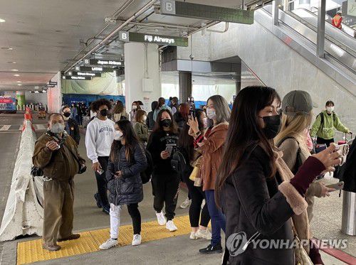 방탄소년단 보러 몰려나온 팬들(로스앤젤레스=연합뉴스) 정윤섭 특파원 = 17일(현지시간) 방탄소년단(BTS)이 미국 로스앤젤레스(LA) 공항을 빠져나갔다는 소식을 듣고 팬들이 입국장 밖으로 나와서 행방을 찾고 있다. 2021.11.18 jamin74@yna.co.kr