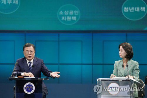 패널 질문에 답변하는 문재인 대통령[연합뉴스 자료사진]