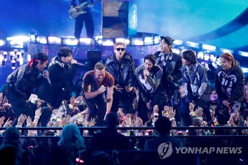 AMA 무대서 콜드플레이와 합동공연 펼치는 BTS(로스앤젤레스 로이터=연합뉴스) 21일(현지시간) 미국 캘리포니아주 로스앤젤레스 마이크로소프트 시어터에서 열린 '아메리칸 뮤직 어워즈'(American Music Awards·AMA) 무대에서 그룹 방탄소년단(BTS)이 영국 밴드 콜드플레이와 함께 노래하고 있다. 방탄소년단은 대상에 해당하는 '아티스트 오브 더 이어'(Artist of the Year)를 비롯해 '페이보릿 팝 듀오 오어 그룹'(Favorite Pop Duo or Group)과 '페이보릿 팝송'(Favorite Pop Song) 등 총 3개 부문 후보에 이름이 올랐으며, 현재까지 '페이보릿 팝 듀오 오어 그룹' 부문에서 수상해 3년 연속으로 이 부문 트로피를 품에 안았다. 2021.11.22 knhknh@yna.co.kr