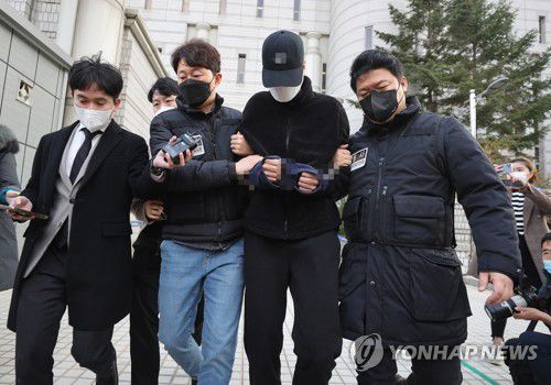 스토킹 살인사건 피의자 영장심사 종료(서울=연합뉴스) 서명곤 기자 = 데이트폭력 피해로 경찰의 신변보호를 받던 여성을 살해하고 도주했다가 검거된 30대 피의자가 22일 오후 서울 서초동 서울중앙지법에서 열린 영장실질심사를 마치고 나오고 있다. 2021.11.22 seephoto@yna.co.kr