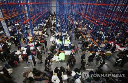 벨라루스 당국이 물류 센터를 개조해 만든 임시 난민수용소[그로드노<벨라루스> 타스 연합뉴스. 재판매 및 DB 금지]