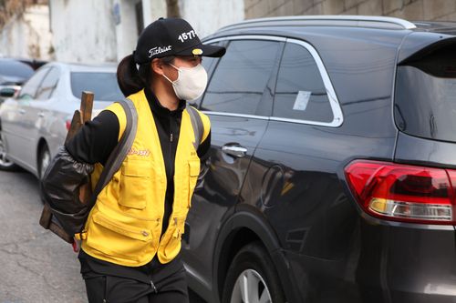 연탄을 나르는 임진희[케이드라이브 제공. 재판매 및 DB 금지]