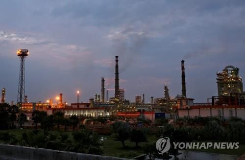 인도 서부 구자라트주의 정유공장. [로이터 연합뉴스 자료사진. 재판매 및 DB 금지]