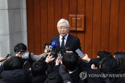 전두환 전 대통령 사망 공식 발표하는 민정기 전 비서관(서울=연합뉴스) 김인철 기자 = 전두환 전 대통령이 사망한 23일 오전 서울 서대문구 연희동 자택 입구에서 민정기 전 비서관이 사망을 공식 발표하고 있다. 2021.11.23 yatoya@yna.co.kr