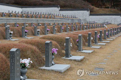 사죄 없이 떠난 전두환…풀리지 않은 한(광주=연합뉴스) 정회성 기자 = 대한민국 제11·12대 대통령을 지낸 전두환 씨가 23일 사망했다. 5·18 민주화운동 관련 단체는 법적·역사적 책임을 묻지 못했다며 그의 사망 소식에 허망함을 드러냈다. 사진은 이날 광주 북구 운정동 국립5·18민주묘지의 모습. 2021.11.23 hs@yna.co.kr