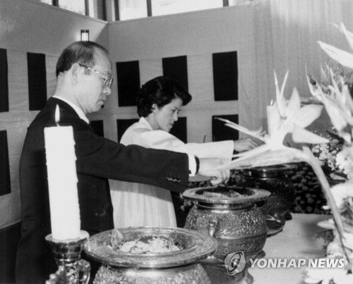 전두환 전 대통령 사망(서울=연합뉴스) 전두환 전 대통령이 23일 사망했다.      1983년 10월 12일 전두환 전 대통령과 부인 이순자씨가 아웅산 테러 순직외교사절들의 유해가 안치된 서울대학병원 합동영헌 안치소를 찾아 분향하고 있다. 2021.11.23 [연합뉴스 자료사진] photo@yna.co.kr