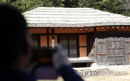 경남 합천군 생가 찾은 시민(합천=연합뉴스) 김동민 기자 = 대한민국 제11·12대 대통령을 지낸 전두환 씨가 지병으로 사망한 23일 경남 합천군 율곡면 내천마을 전 전 대통령 생가에서 한 시민이 휴대전화로 촬영하고 있다. 2021.11.23 image@yna.co.kr