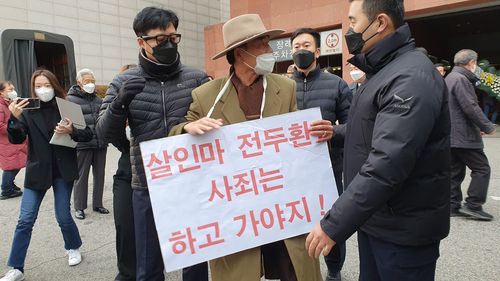 장례식장 앞 소란   [촬영 윤우성]