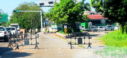 11월 9일에 총격을 받은 교통경찰 초소. 녹색 천막으로 초소를 두르고, 주변 도로를 막아놓았다. 2021.11.22. [양곤=연합뉴스 이정호 통신원]