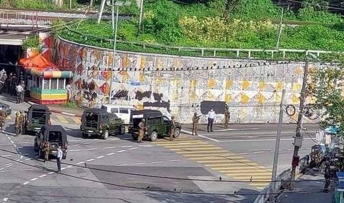 PDF 공격을 받은 양곤 찌밍다인구의 한 초소에서 조사 중인 군경.[SNS 캡처. 재판매 및 DB 금지]