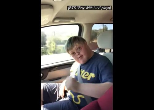 승용차에서 BTS 노래를 들으며 춤을 따라 하는 해리슨[고펀드미 동영상 캡처. 재판매 및 DB 금지]
