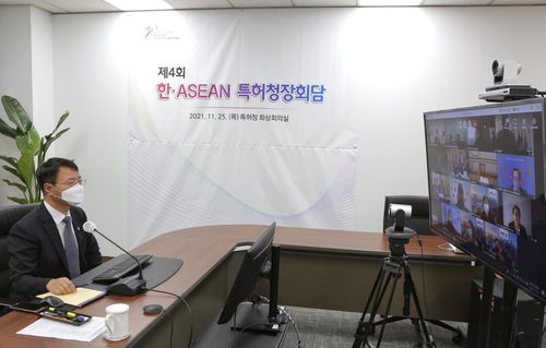 화상회의 하는 김용래 특허청장[특허청 제공. 재판매 및 DB 금지]