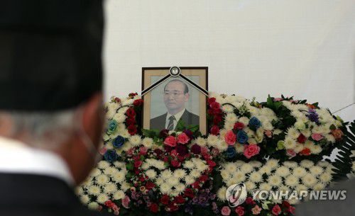 합천 전두환 분향소(합천=연합뉴스) 박정헌 기자 = 25일 오전 경남 합천군 일해공원 앞에 설치된 전두환 전 대통령 분향소에서 조문객이 조문하고 있다. 2021.11.25 home1223@yna.co.kr