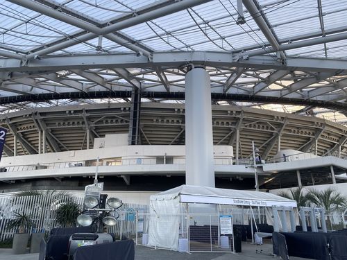 BTS 공연 준비가 한창인 LA 소파이 스타디움(로스앤젤레스=연합뉴스) 정윤섭 특파원 = 25일(현지시간) BTS 공연을 앞두고 소파이 스타디움 앞에 각종 안내문과 보안 검색대가 설치됐다. 2021.11.26 jamin74@yna.co.kr