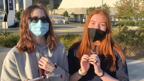 BTS 콘서트 관람을 위해 애리조나에서 온 데스티니(왼쪽)와 리사(오른쪽)(로스앤젤레스=연합뉴스) 정윤섭 특파원 = 25일(현지시간) BTS 팬 데스티니와 리사가 애리조나에서 6시간 차를 몰고 LA에 도착해 공연장 사전 답사를 하고 있다. 2021.11.26 jamin74@yna.co.kr