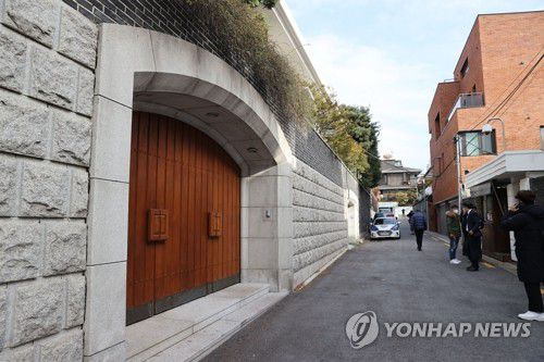 전두환 전 대통령 연희동 자택(서울=연합뉴스) 김인철 기자 = 23일 오전 사망한 서울 서대문구 연희동 전두환 전 대통령의 자택 모습. 2021.11.23 yatoya@yna.co.kr