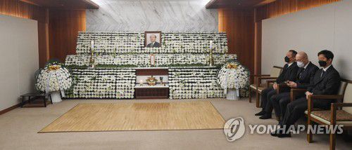 전두환 전 대통령 빈소 지키는 전재국과 전재용(서울=연합뉴스) 황광모 기자 = 전두환 전 대통령 장례 이틀째인 24일 오전 전 씨의 아들 (오른쪽부터) 재국, 재용 씨가 서울 서대문구 신촌세브란스에 마련된 빈소를 지키고 있다. 2021.11.24 [공동취재] hkmpooh@yna.co.kr