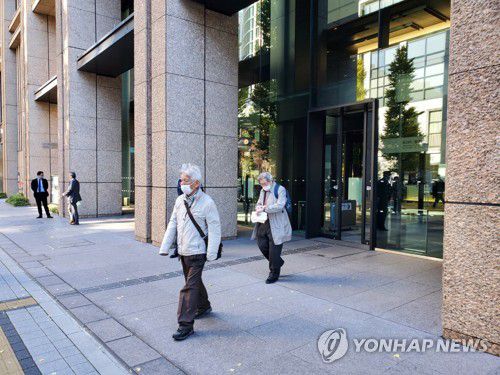 징용 배상 요구 일본 시민단체 미쓰비시중공업 항의 방문(도쿄=연합뉴스) 김호준 특파원 = 신종 코로나바이러스 감염증(코로나19) 확산으로 중단된 일본 시민단체의 '금요행동'이 26일부터 다시 시작됐다. '나고야 미쓰비시 조선여자근로정신대 소송을 지원하는 모임'은 이날 도쿄 미쓰비시(三菱)중공업 본사 앞에서 강제 동원에 대한 사죄와 배상을 촉구하는 집회(금요행동)를 1년 8개월 만에 재개했다. 이 단체의 다카하시 마코토 공동대표(왼쪽) 등이 미쓰비시중공업을 항의 방문한 뒤 나오는 모습. 2021.11.26 hojun@yna.co.kr