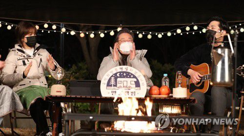 해남 명심캠프 박수치는 이재명 대선후보(해남=연합뉴스) 백승렬 기자 = 더불어민주당 이재명 대선후보가 26일 오전 전남 해남군 화원면 해남 오시아노 캠핑장에서 열린 명심캠프에서 참석자들과 함께 박수를 치고 있다. 2021.11.26 srbaek@yna.co.kr