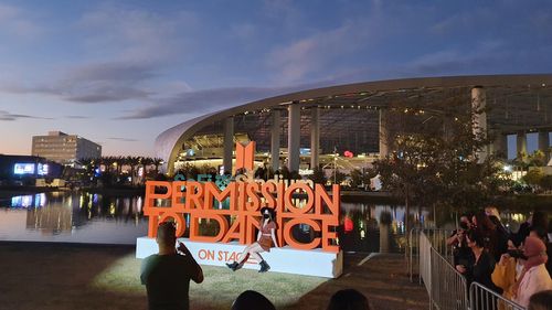 BTS 콘서트 인증샷 찍는 현지 팬[촬영=이태수]