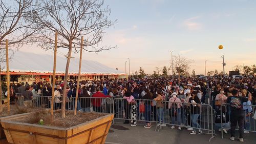 해가 저물도록 줄지 않는 방탄소년단 굿즈 구매 인파[촬영=이태수]