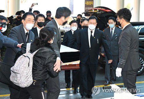 서울추모공원 들어가는 전두환 시신(서울=연합뉴스) 김도훈 기자 = 27일 오전 서울 서초구 서울추모공원에서 관계자들이 전두환 전 대통령의 시신을 운구하고 있다. 2021.11.27 superdoo82@yna.co.kr