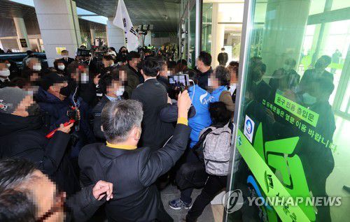 잠시 혼란(서울=연합뉴스) 김도훈 기자 = 27일 오전 서울 서초구 서울추모공원에서 전두환 전 대통령의 시신이 운구된 뒤 추모공원 관계자들이 운구 전용통로로 들어오려는 지지자들을 막고 있다. 2021.11.27 superdoo82@yna.co.kr