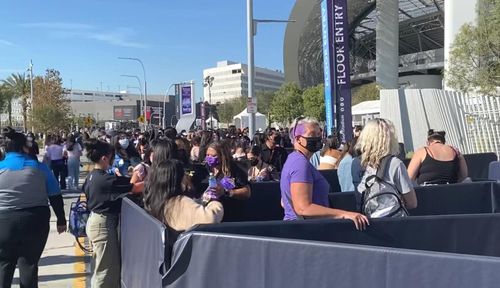 BTS 콘서트 입장을 기다리는 팬들(로스앤젤레스=연합뉴스) 정윤섭 특파원 = BTS 팬들이 27일 오전(현지시간)부터 공연장에 입장하기 위해 줄을 서고 있다. 2021.11.28 jamin74@yna.co.kr