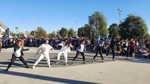 BTS 콘서트에 앞서 즉석 댄스 무대를 선보인 팬들(로스앤젤레스=연합뉴스) 이태수 기자 = BTS 콘서트에 앞서 팬들이 27일(현지시간) 즉석 댄스 무대를 선보이고 있다. 2021.11.28 tsl@yna.co.kr