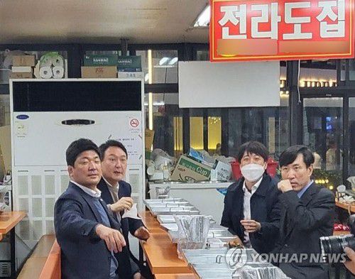 신림동 순대타운 찾은 윤석열 대선 후보와 이준석 대표지난 25일 저녁 서울대에서 열린 '국민의힘 서울캠퍼스 총회'에 참석했던 국민의힘 윤석열 대선 후보가 이준석 대표 등과 함께 행사를 마친 뒤 관악구 신림동 순대타운을 찾아 한 식당에 앉아 주문한 음식을 기다리고 있다.      왼쪽부터 시계 방향으로 국민의힘 이용 의원, 윤 후보, 이준석 대표, 하태경 의원. [연합뉴스 자료사진]