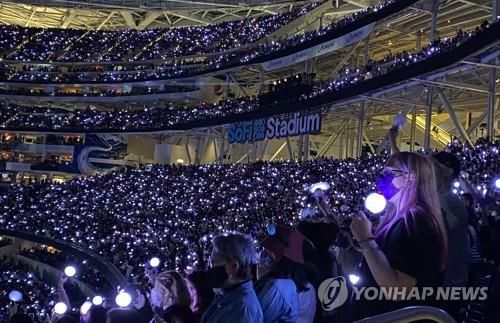 보랏빛 물결과 하나 된 아미들(로스앤젤레스=연합뉴스) 28일(현지시간) 미국 로스앤젤레스(LA) 소파이 스타디움에 방탄소년단(BTS) 콘서트가 열리고 있다. 콘서트는 다음 달 3일, 4일 2회의 공연을 남겨놓고 있다. 2021.11.29 [독자 제공. 재판매 및 DB 금지]     photo@yna.co.kr