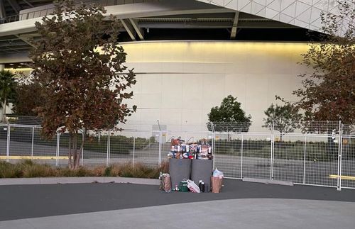 BTS 공연장 주변 쓰레기통[트위터 게시물 캡처. 재판매 및 DB 금지]