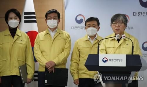 방역종합대책 발표하는 정은경 청장    (서울=연합뉴스) 김승두 기자 = 정은경 질병관리청장이 29일 오후 문재인 대통령 주재로 열린 신종 코로나바이러스 감염증(코로나19) 특별방역점검회의를 마친 뒤 관계부처 합동 브리핑을 통해 방역종합대책을 발표하고 있다. 왼쪽부터 유은혜 사회부총리 겸 교육부 장관, 전해철 행정안전부 장관, 권덕철 보건복지부 장관, 정은경 청장. 2021.11.29 kimsdoo@yna.co.kr