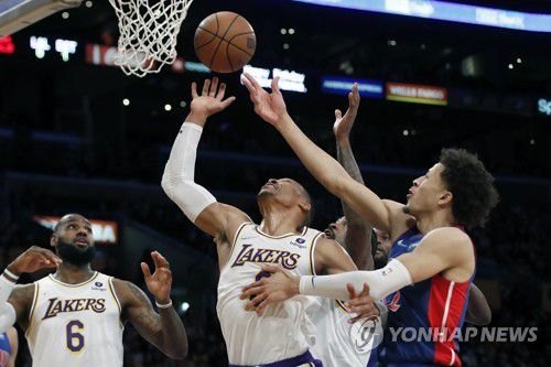 볼경합하는 웨스트브룩(가운데)과 케이드 커닝햄(오른쪽)[AP=연합뉴스]