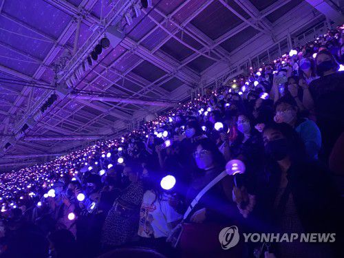 BTS 콘서트 '퍼미션 투 댄스 온 스테이지' LA서 개막(로스앤젤레스=연합뉴스) 27일(현지시간) 미국 로스앤젤레스(LA) 소파이 스타디움에서 2년 만에 개최된 방탄소년단(BTS)의 첫 대면 콘서트 '퍼미션 투 댄스 온 스테이지'(Permission to Dance on stage)에서 관객들이 무대를 관람하고 있다. 이날 개막한 콘서트는 28일과 다음 달 3~4일에 이어진다. 2021.11.28 [독자 제공. 재판매 및 DB 금지] photo@yna.co.kr